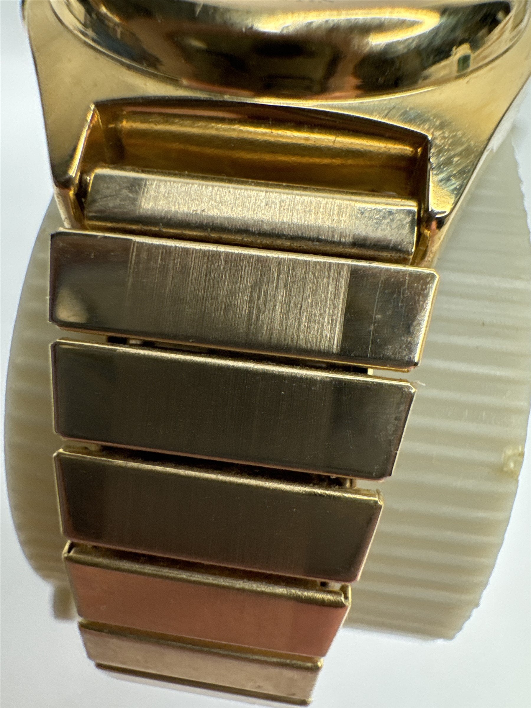Vintage Sharp Gold Toned Mens Stretch Metal Band Calendar Watch Water Resistant