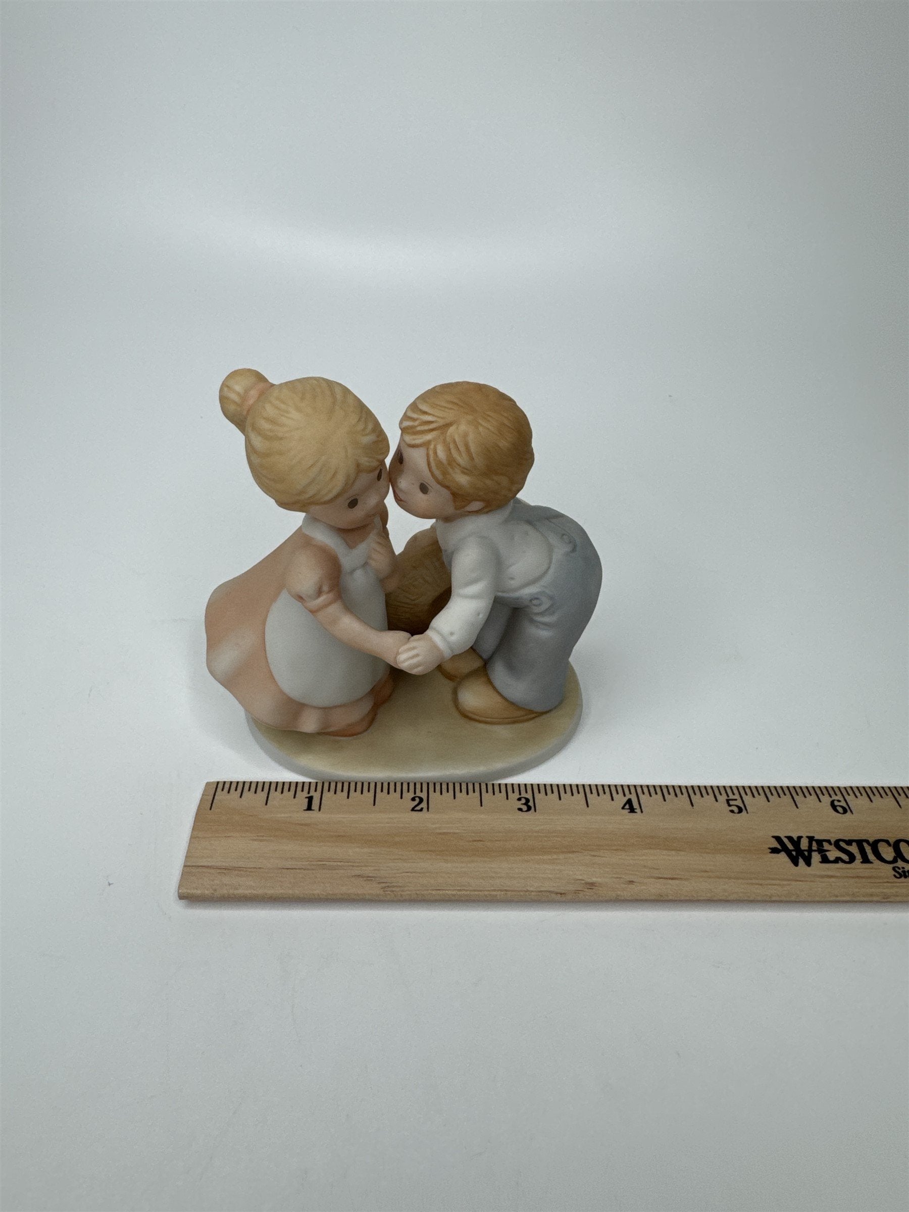 Vintage 1991 HOMCO Circle of Friends Masterpiece First Kiss Figurine