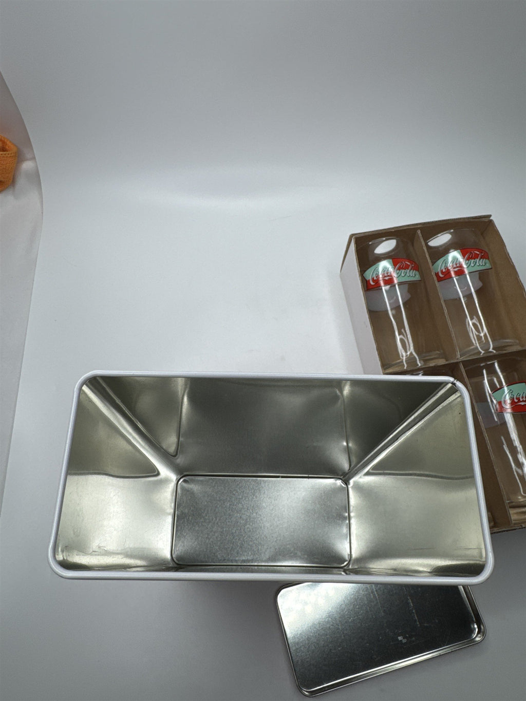 Vintage 1999 Coca-Cola Vending Machine Tin /w 4pc 8oz Glass Set Anchor Hocking