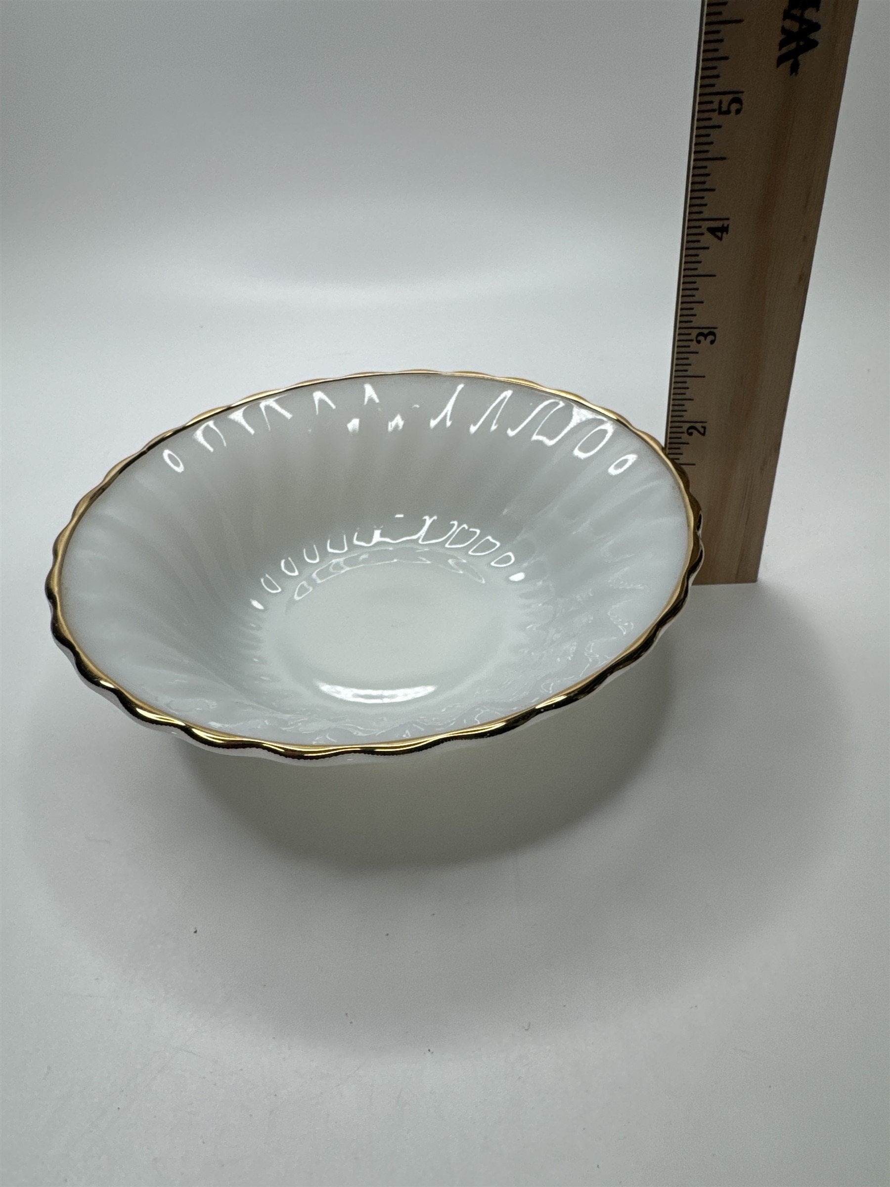 6 Vintage Anchor Hocking Milk Glass Swirl Gold Rim Dessert/Berry Bowls