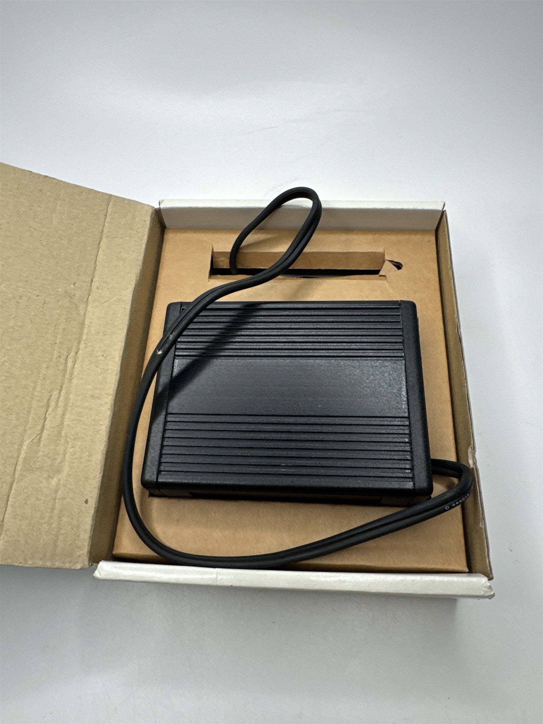 FOCUS Model PC140 200 Watt Peak DC to AC Power Inverter *Not for Positive Ground