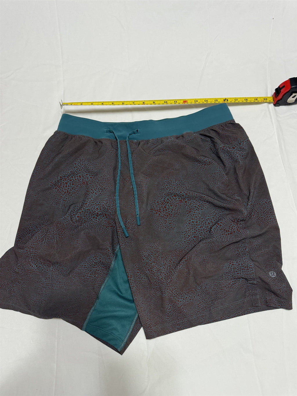 Lululemon Mens Linerless 9" Shorts Size XL Blue & Orange Animal Pattern Print