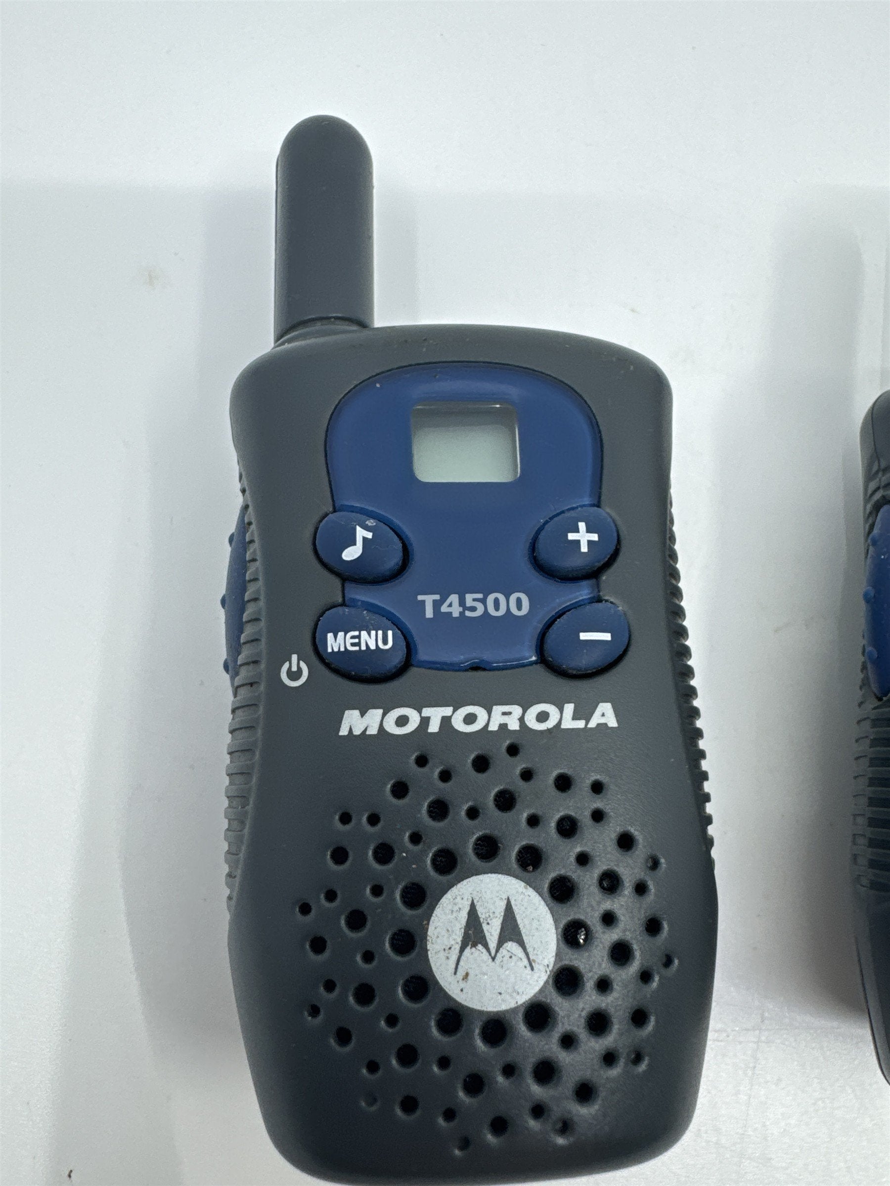 Set of 2 Motorola T4500 Two-Ray Radio Communication Devices Walkie Talkies