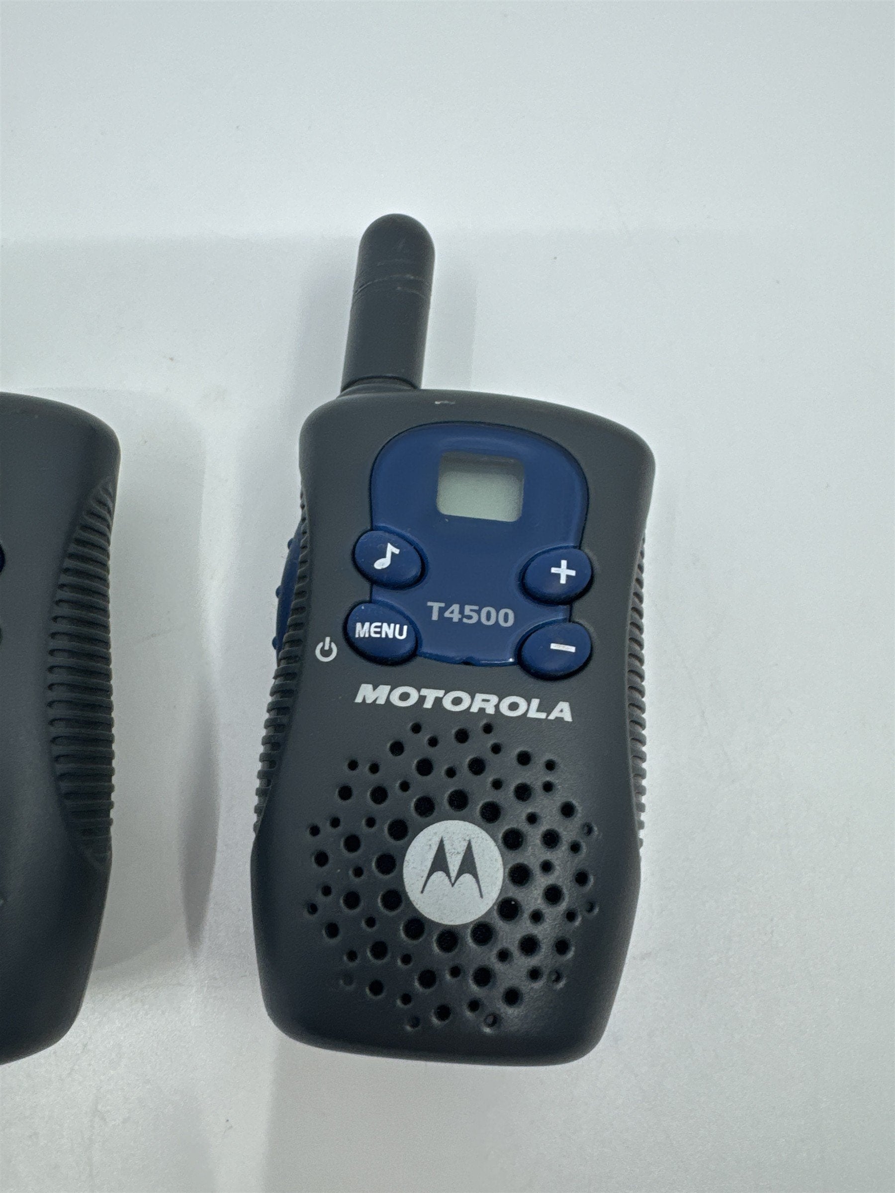 Set of 2 Motorola T4500 Two-Ray Radio Communication Devices Walkie Talkies