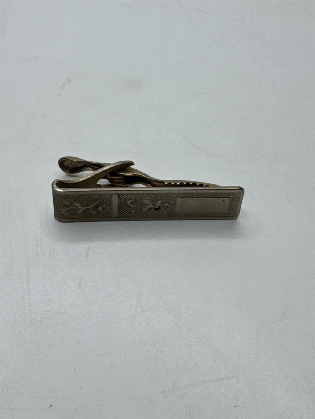 VINTAGE Mens Gold Tone Floral Pattern Tie Bar Clip Retro Dapper Fashion