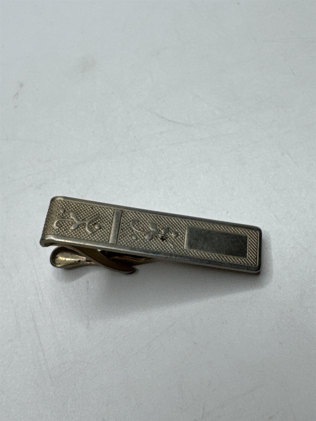 VINTAGE Mens Gold Tone Floral Pattern Tie Bar Clip Retro Dapper Fashion