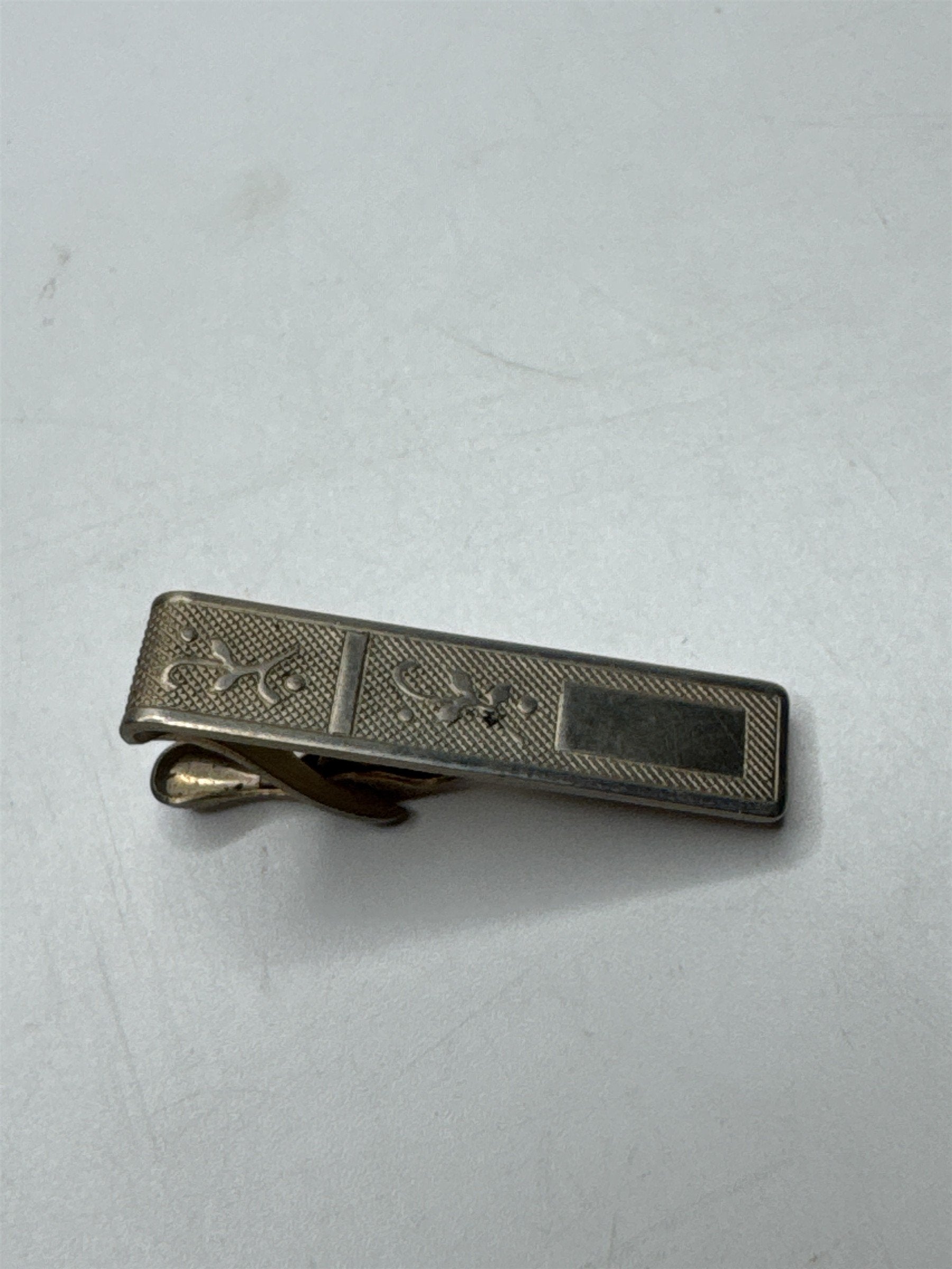 VINTAGE Mens Gold Tone Floral Pattern Tie Bar Clip Retro Dapper Fashion