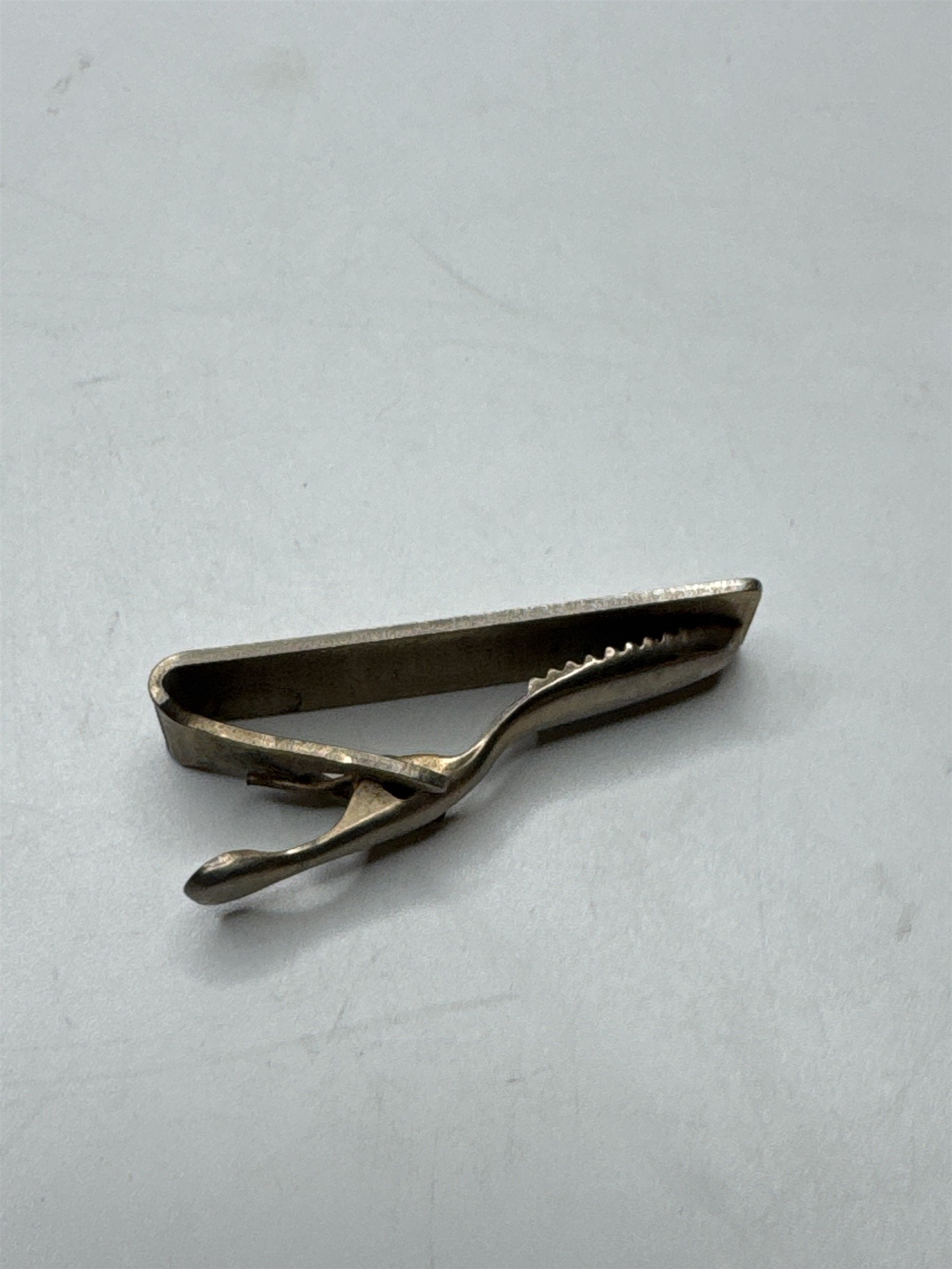 VINTAGE Mens Gold Tone Floral Pattern Tie Bar Clip Retro Dapper Fashion