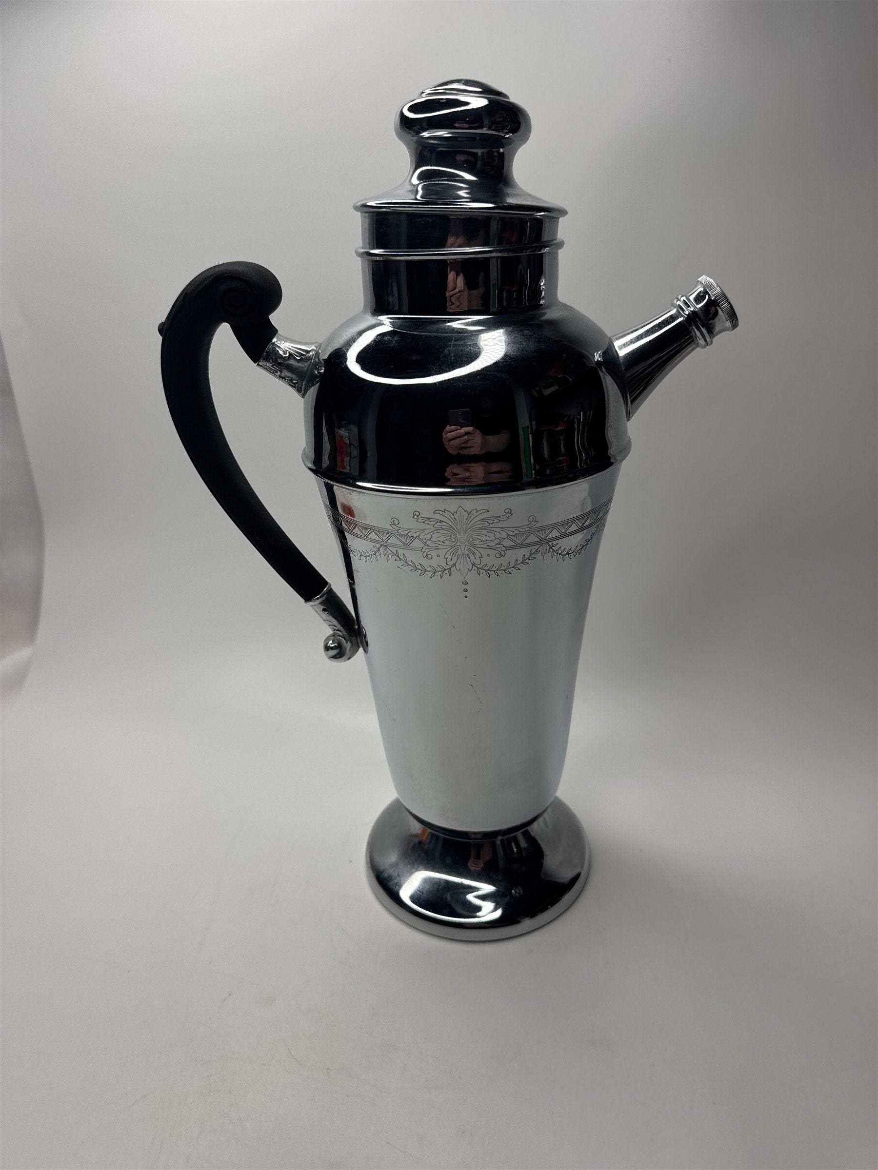 Vtg Art Deco MCM Chromium Plated Cocktail Shaker /w Grapevine Etching Spout Bar