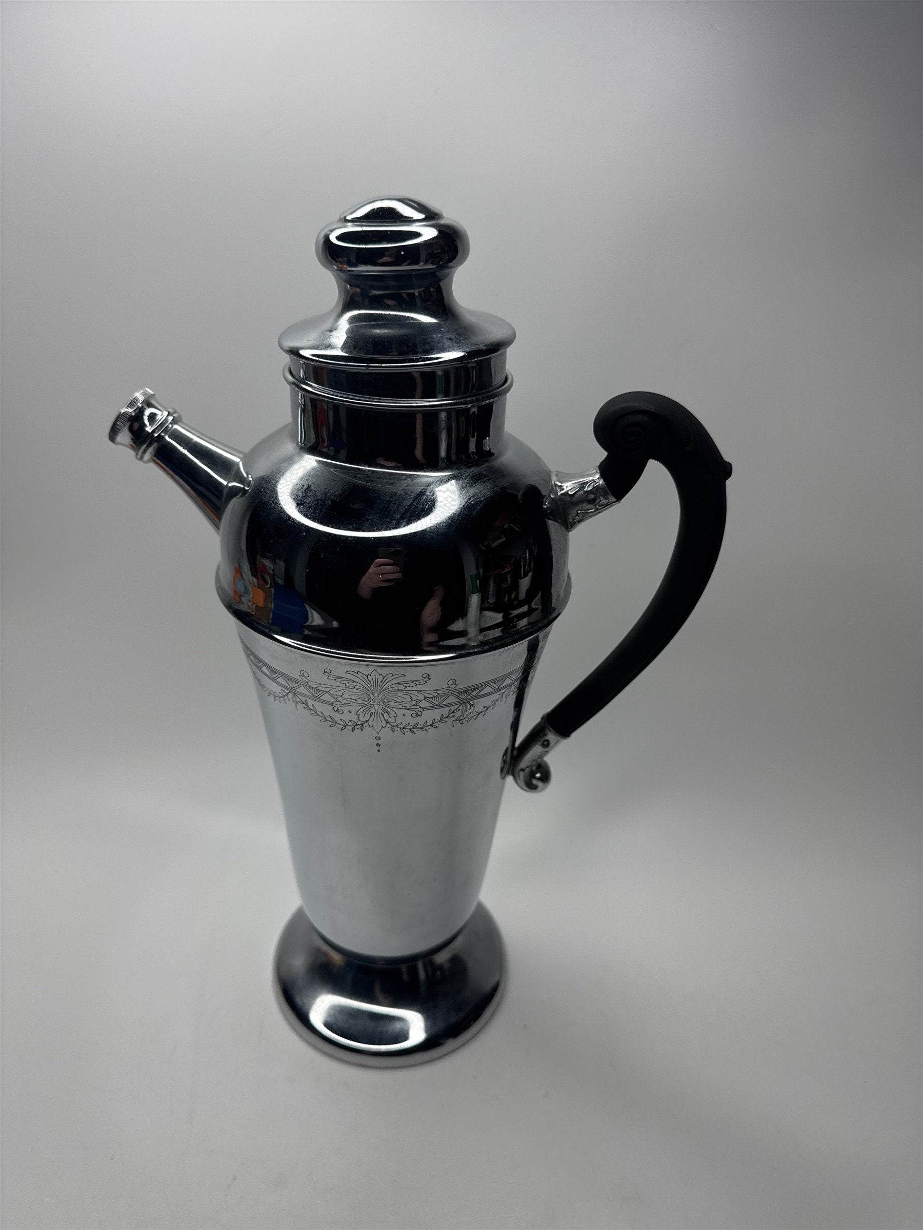Vtg Art Deco MCM Chromium Plated Cocktail Shaker /w Grapevine Etching Spout Bar