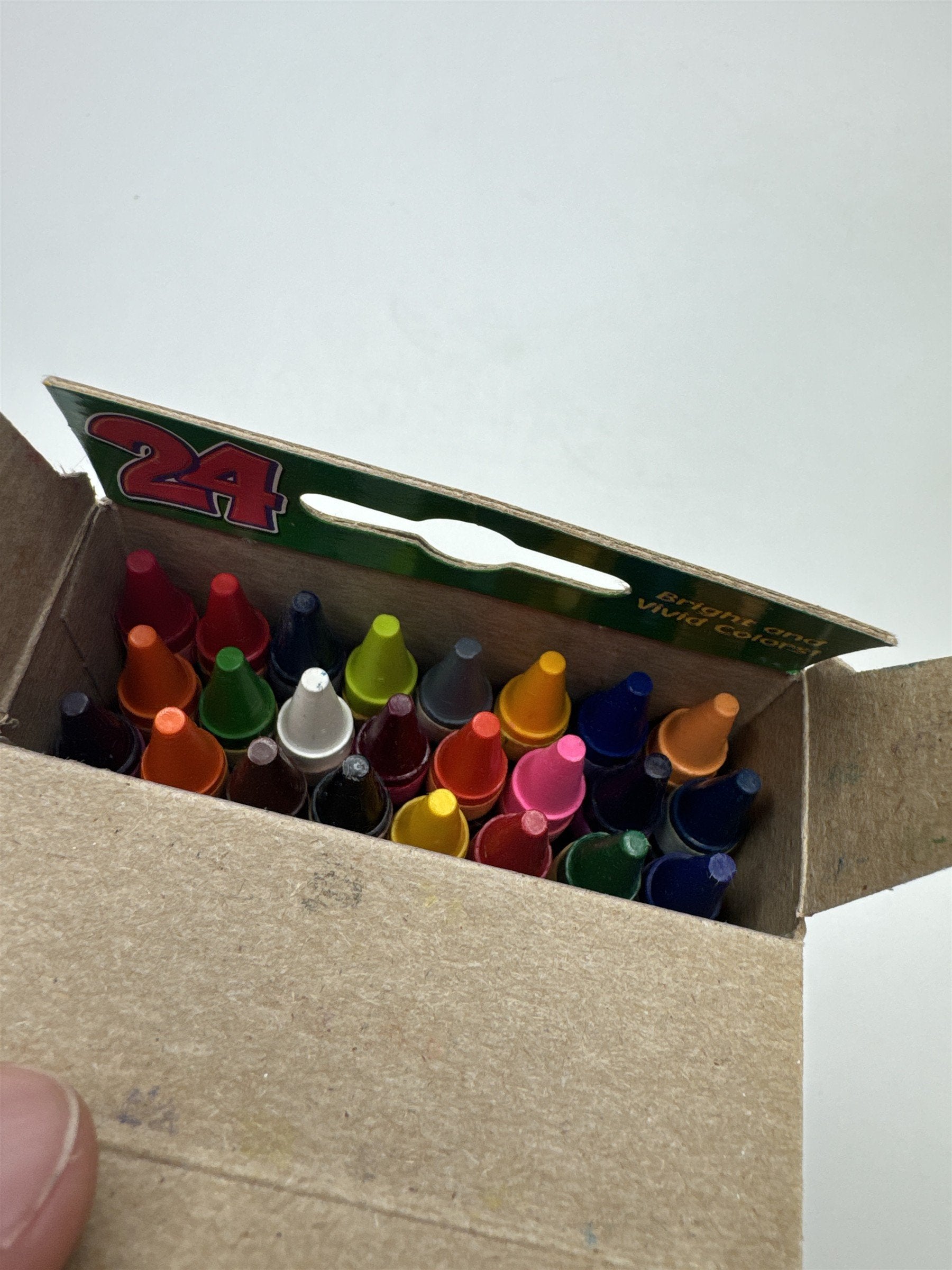 2006 Crayola Crayons 24 Pack /w Dandelion Retired Dandylion Dandy Yellow Color