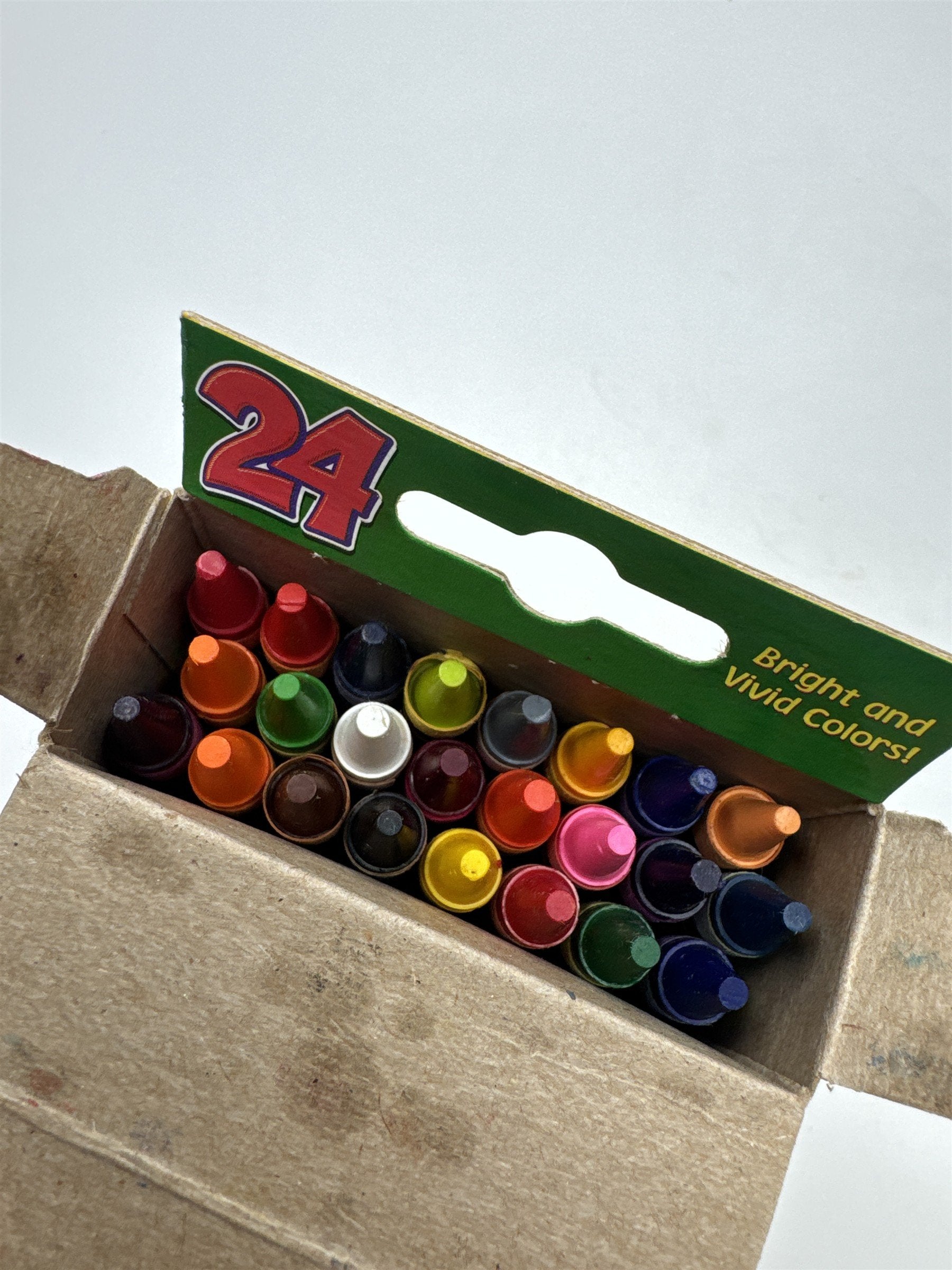 2006 Crayola Crayons 24 Pack /w Dandelion Retired Dandylion Dandy Yellow Color