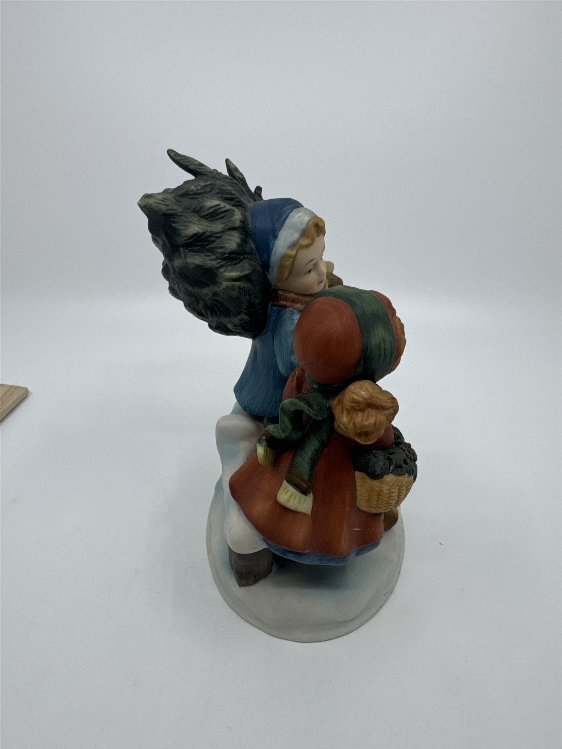 1981 Christmas Memories Sharing The Christmas Spirit Avon First Edition Figurine