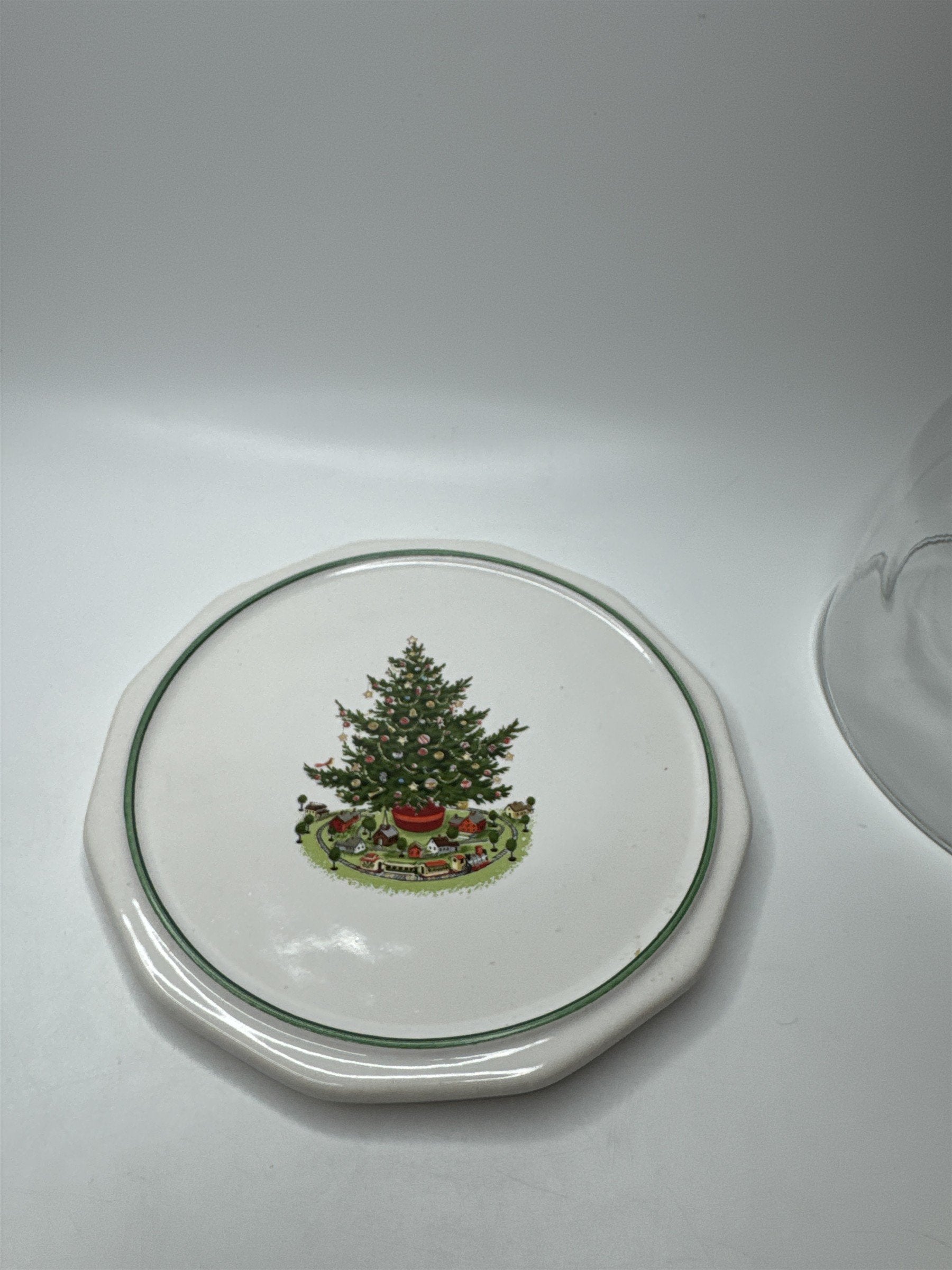 Vintage Pfaltzgraff Heritage Christmas Cheese Kepper with Glass Lid
