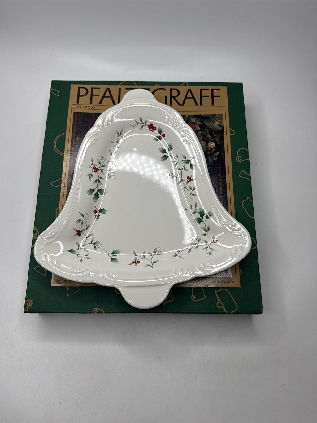 Pfaltzgraff Winterberry Christmas Bell Serving Dish Ceramic Plate 109-157-00 '95
