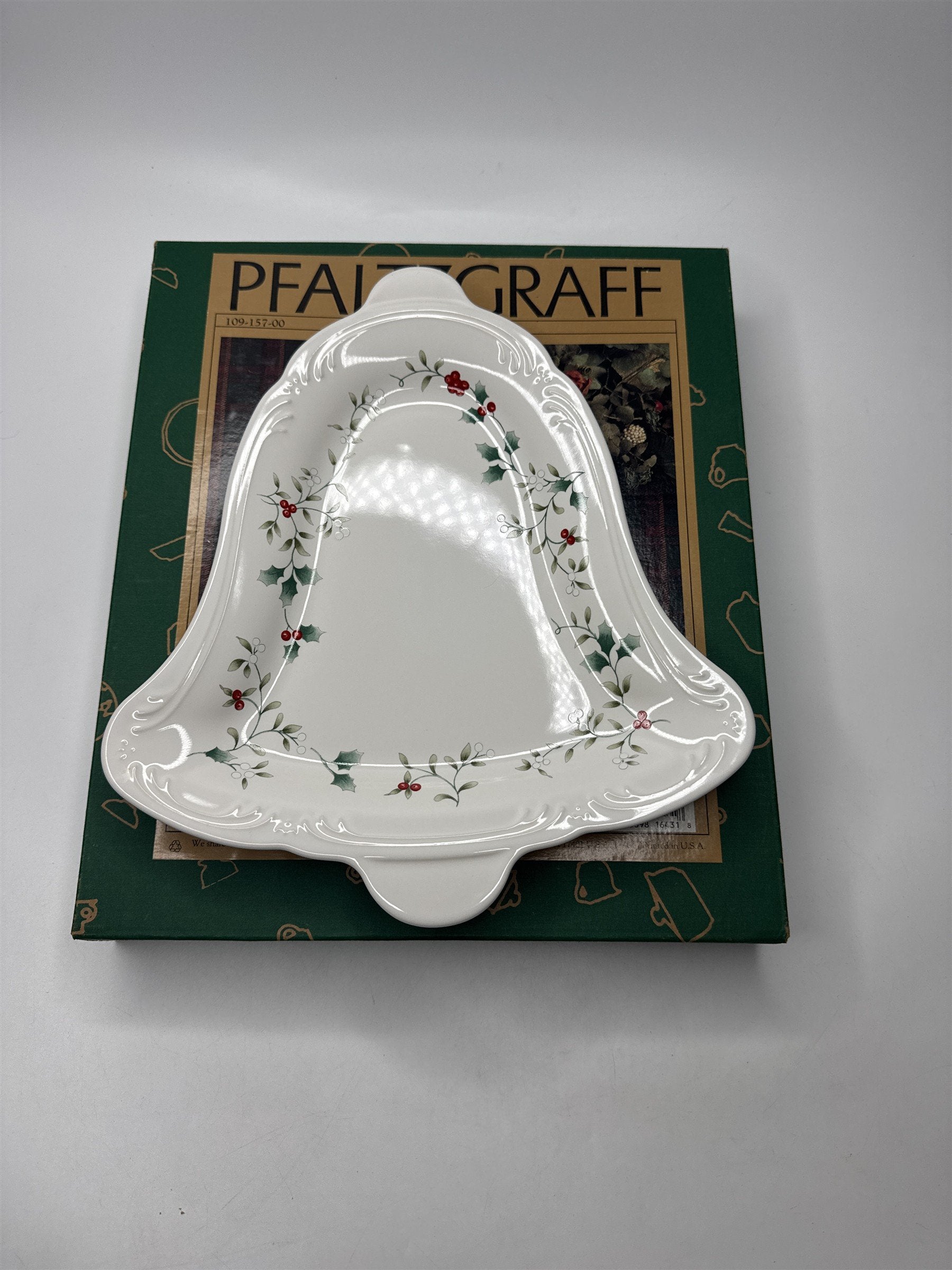 Pfaltzgraff Winterberry Christmas Bell Serving Dish Ceramic Plate 109-157-00 '95