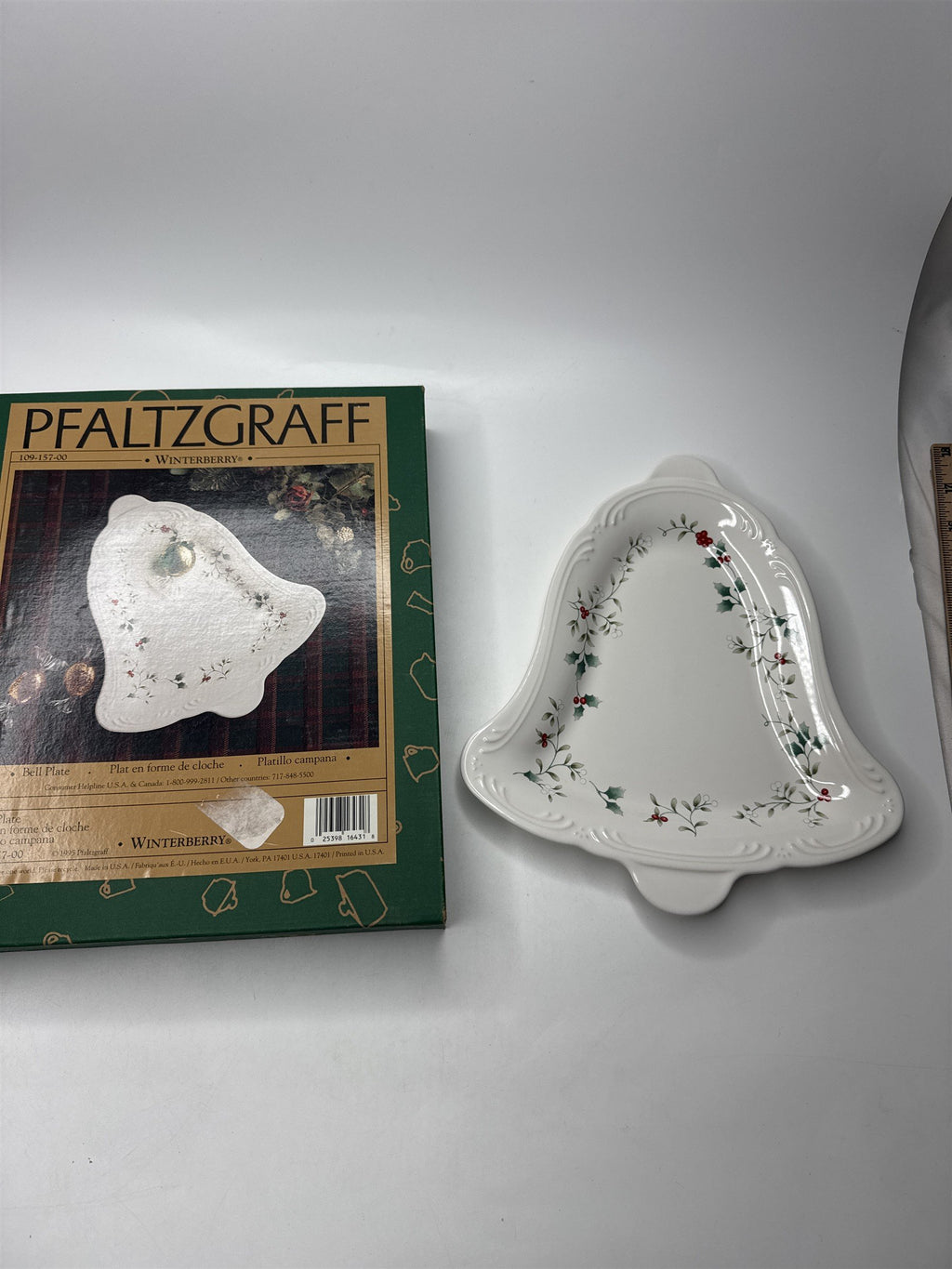 Pfaltzgraff Winterberry Christmas Bell Serving Dish Ceramic Plate 109-157-00 '95