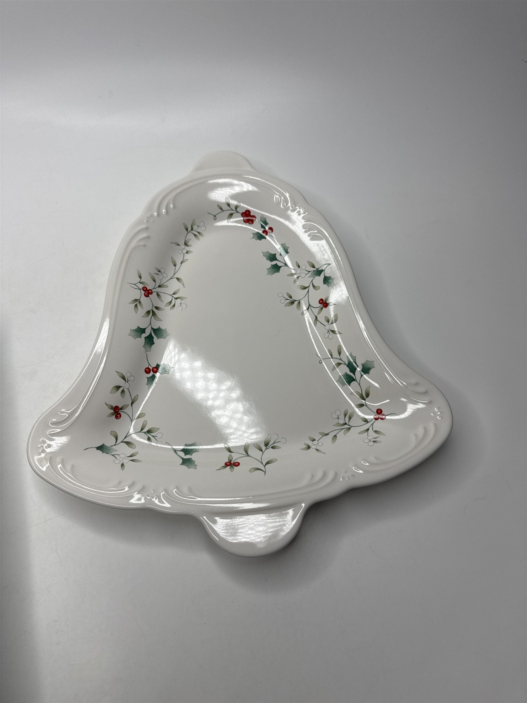 Pfaltzgraff Winterberry Christmas Bell Serving Dish Ceramic Plate 109-157-00 '95