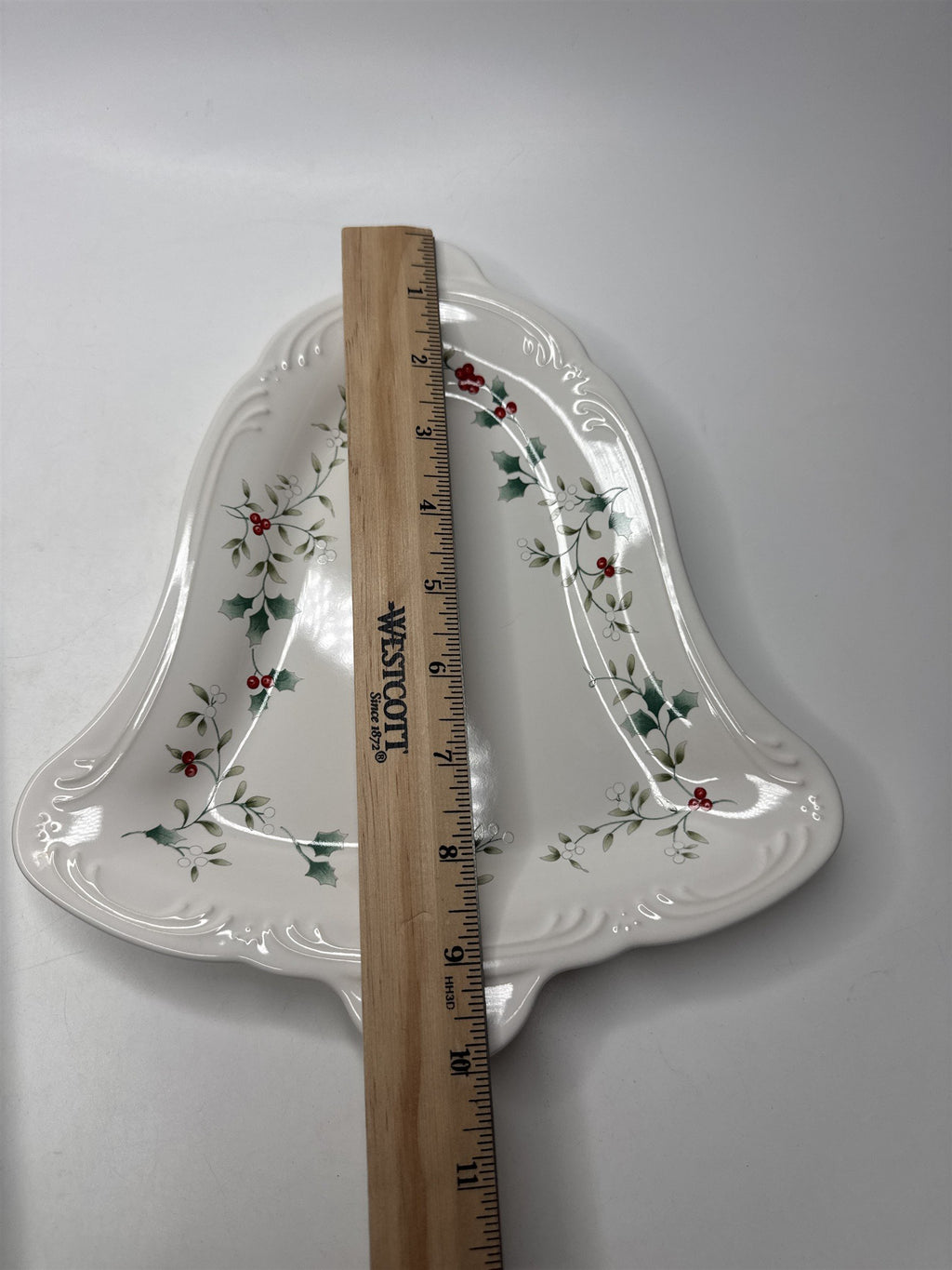 Pfaltzgraff Winterberry Christmas Bell Serving Dish Ceramic Plate 109-157-00 '95