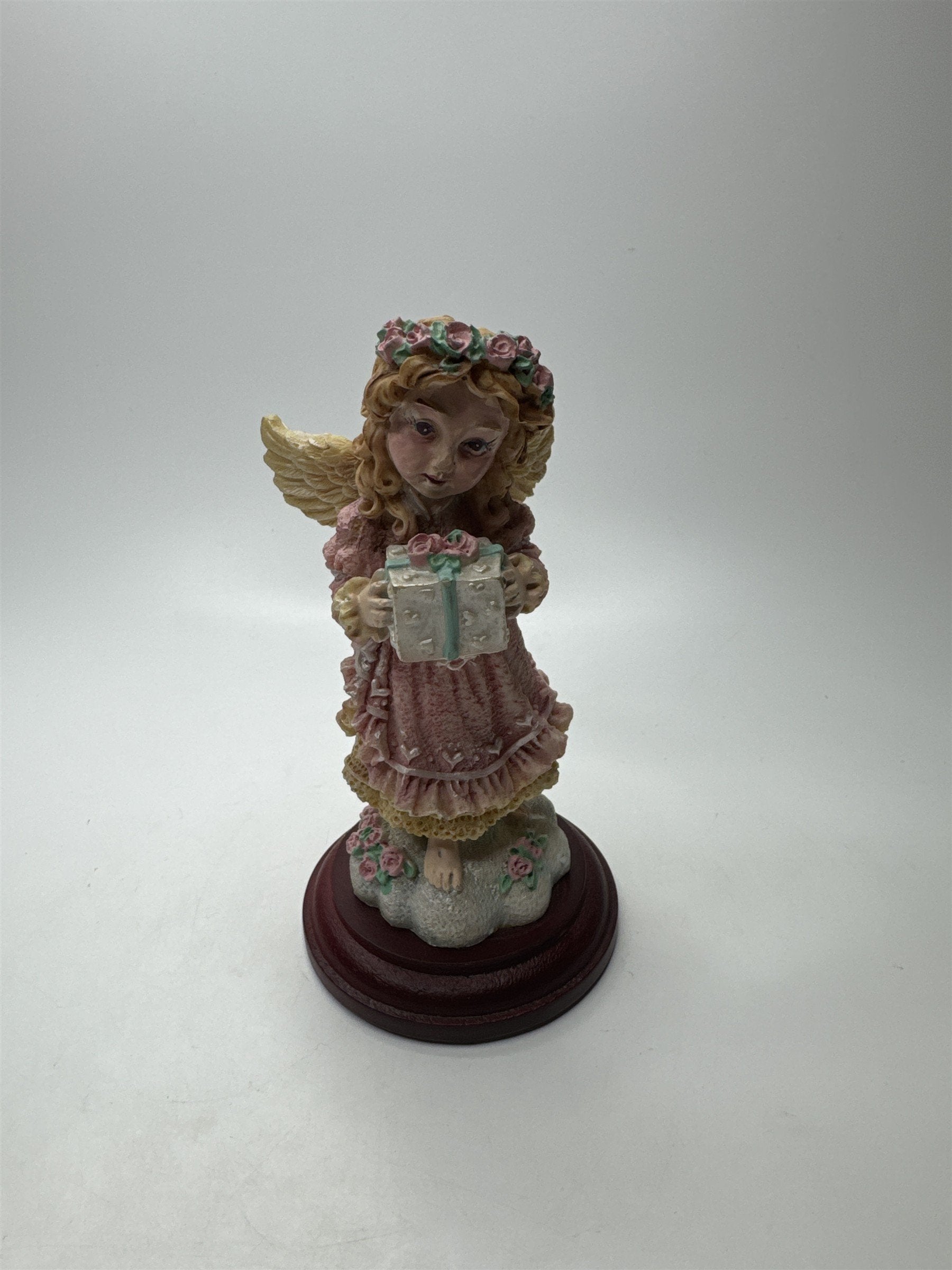 Vintage House of Lloyd Giving Angel Figurine Christmas Around the World 1996 Dec