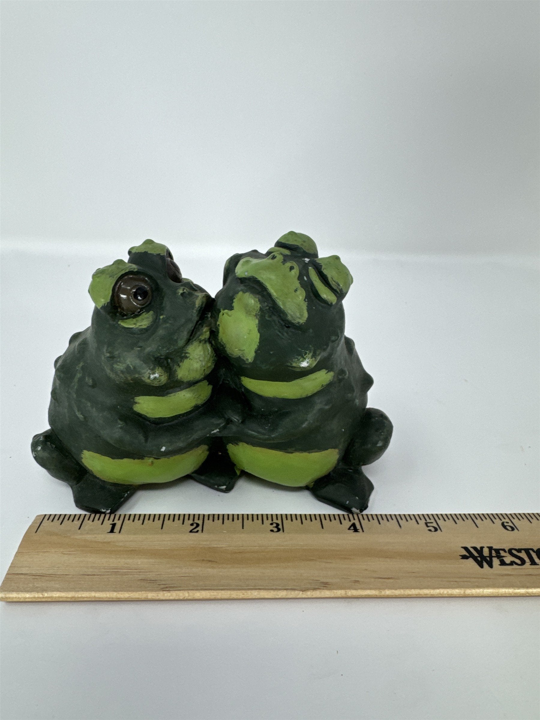 Vintage 1993 Pete Apsit Frogs Kissing Figurine S S G Green Toad Statue Decor