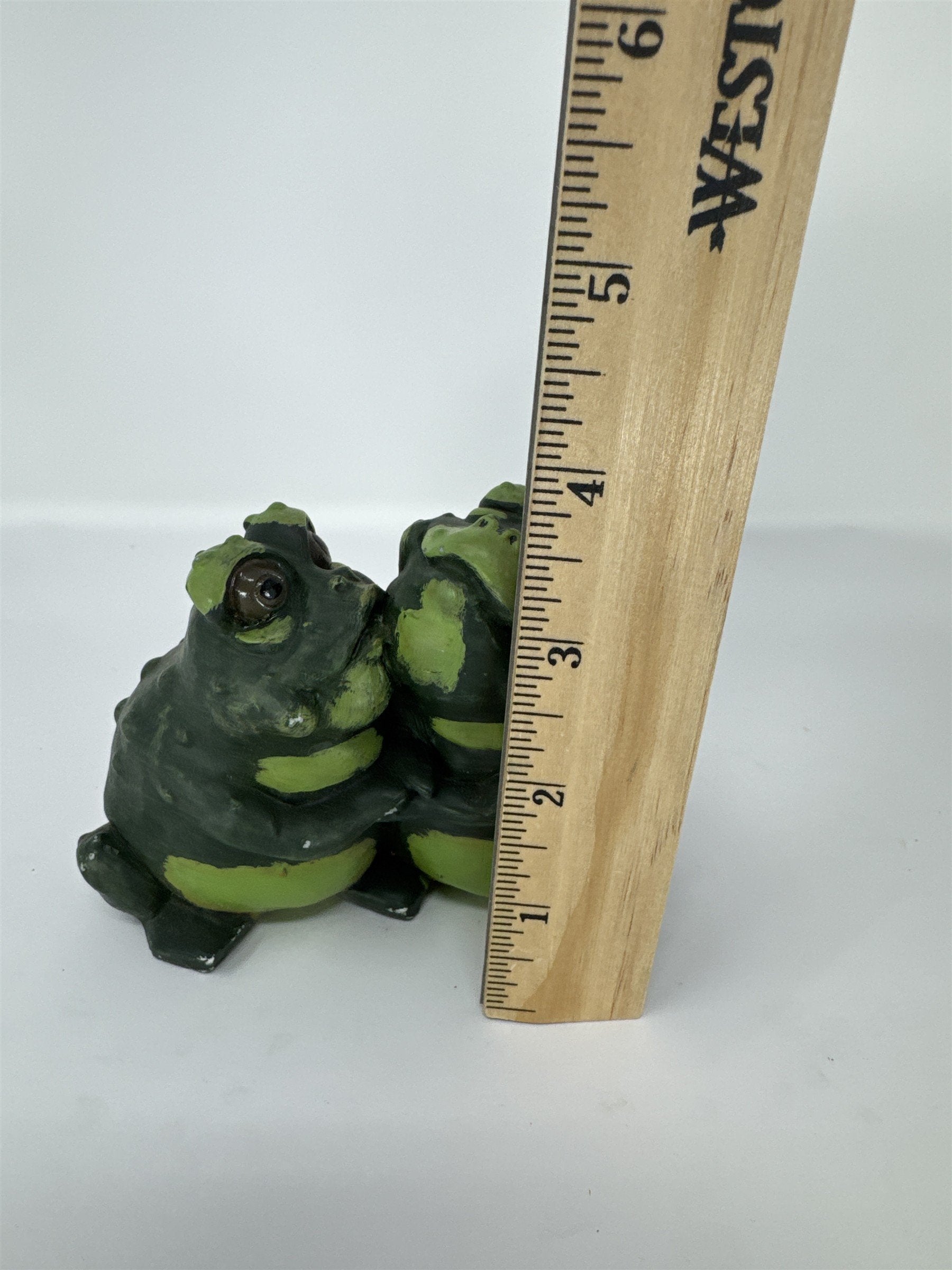 Vintage 1993 Pete Apsit Frogs Kissing Figurine S S G Green Toad Statue Decor