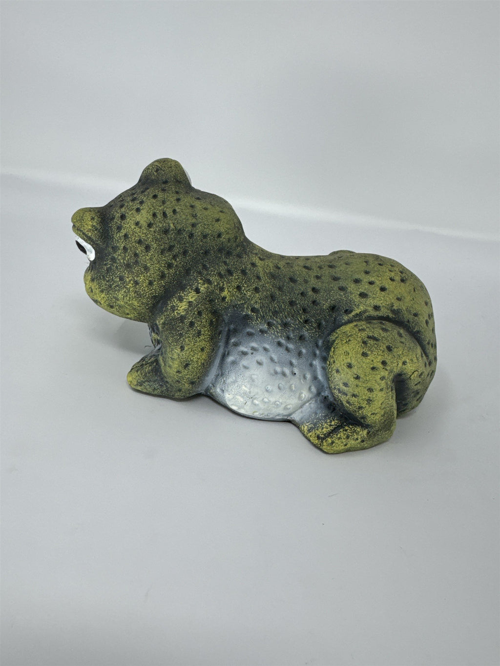 Smiling Frog Figurine Lying Down Ocean Desert Sales Green Garden Statue
