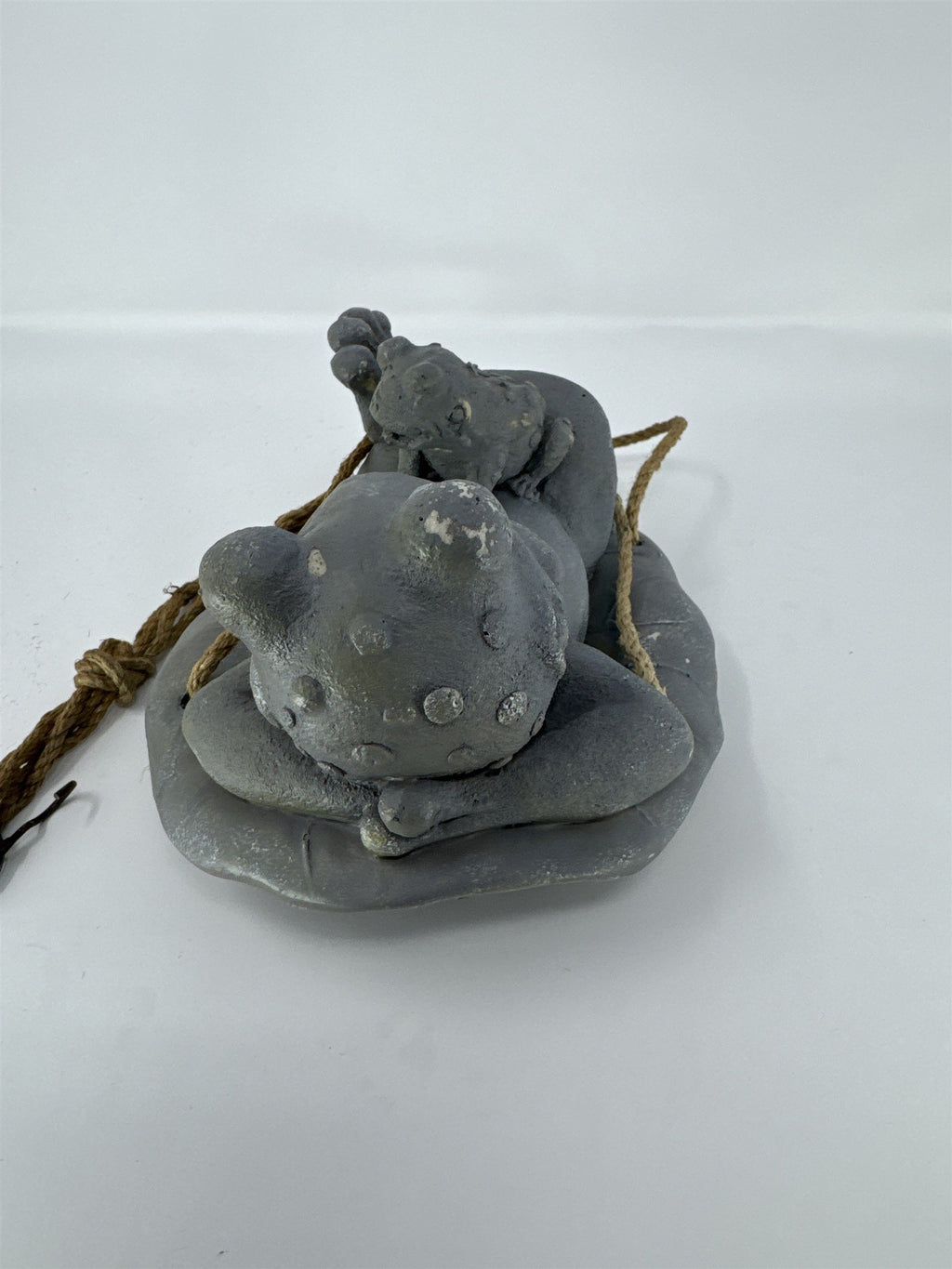 Hanging Frog Statue on Lily Pad Garden Decor Concrete Resin Sculpture Swing