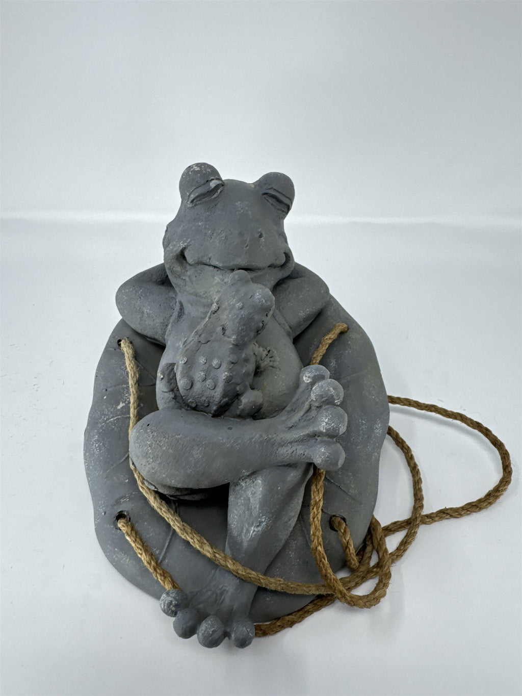 Hanging Frog Statue on Lily Pad Garden Decor Concrete Resin Sculpture Swing