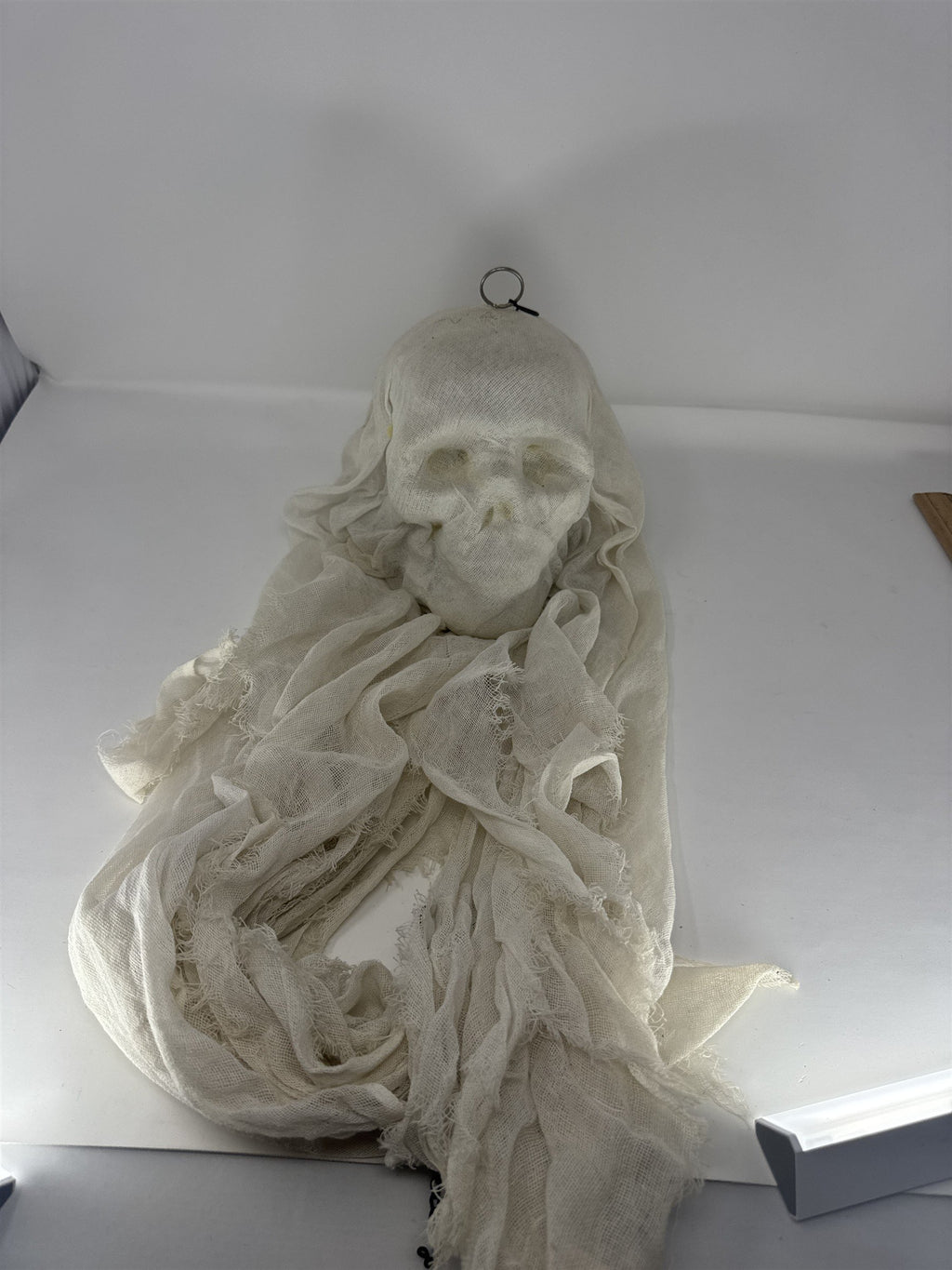 Hanging Ghoul Halloween Prop Light Up Skull Gauze Shroud Haunted House Decor 7"