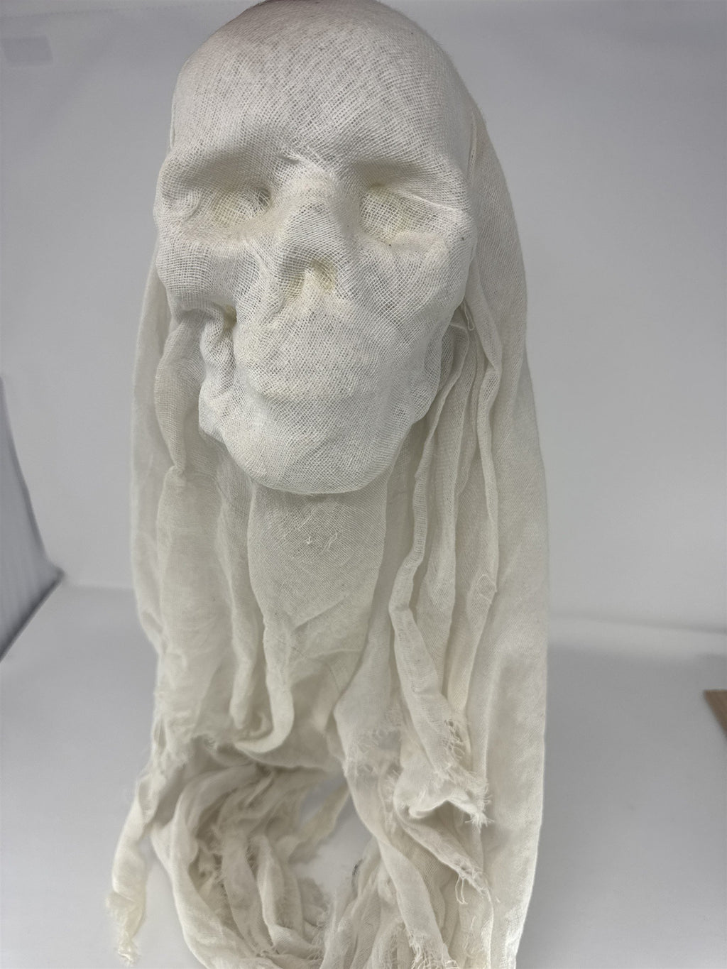 Hanging Ghoul Halloween Prop Light Up Skull Gauze Shroud Haunted House Decor 7"