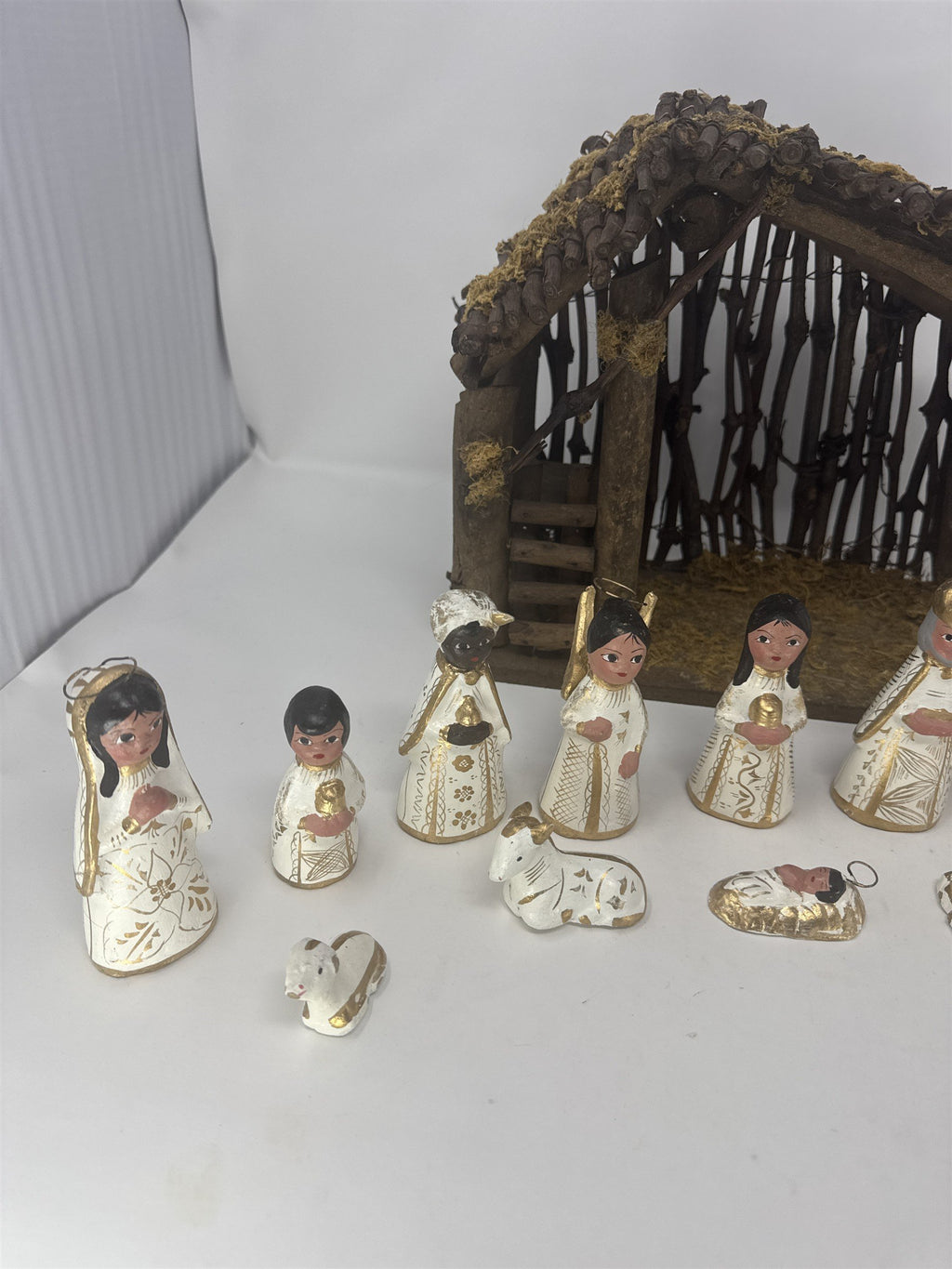 Mexican Folk Art Nativity Set 13pc Pottery Figures & Wood Stable Hand Painted