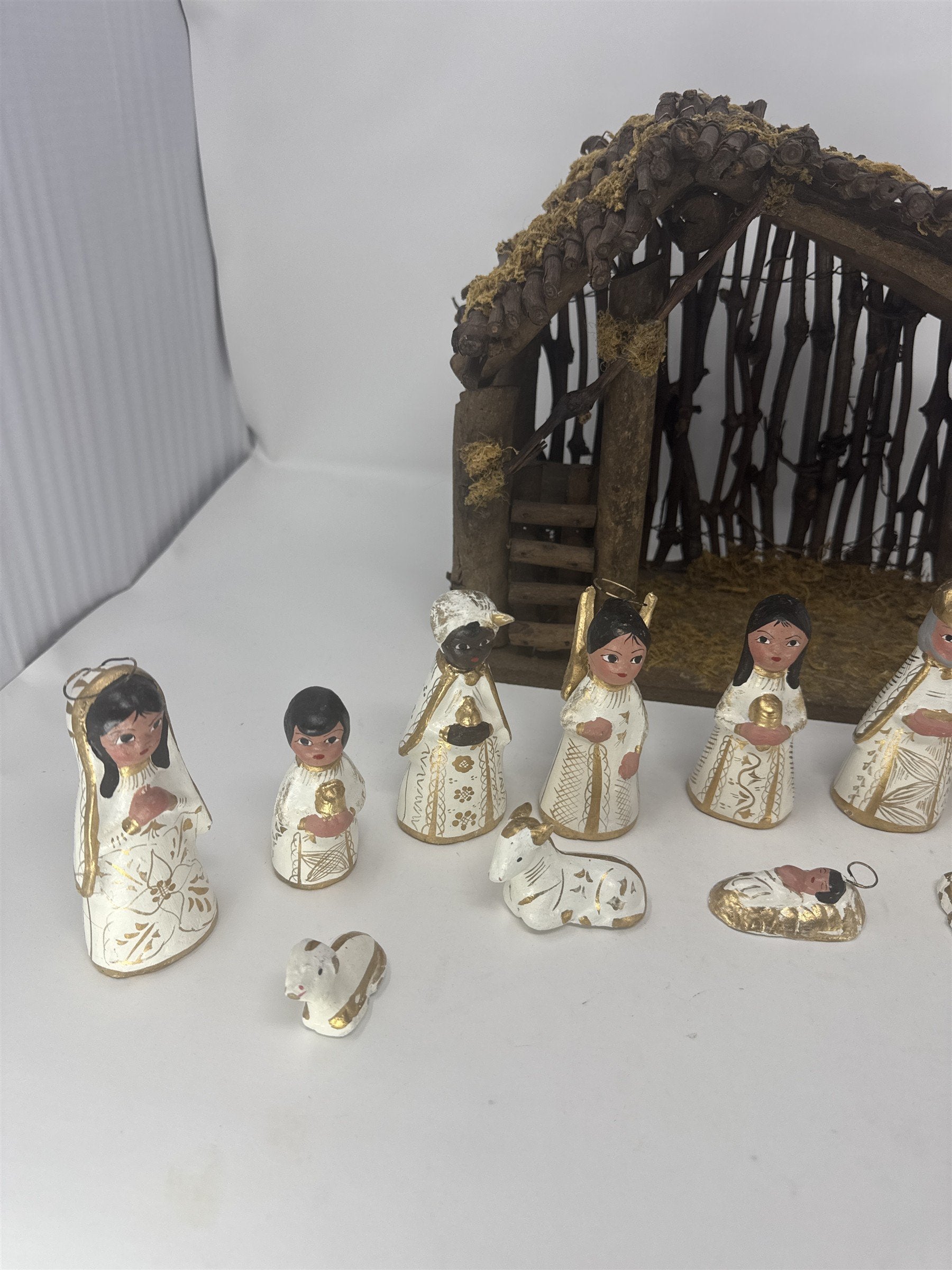 Mexican Folk Art Nativity Set 13pc Pottery Figures & Wood Stable Hand Painted