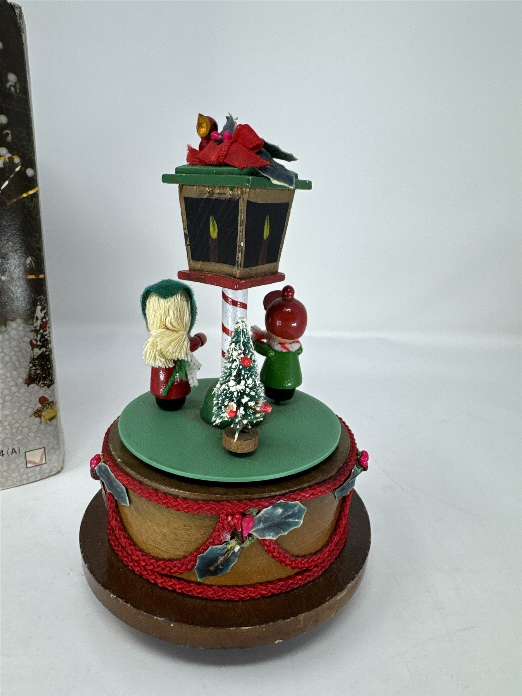 Vtg Lefton Christmas Carolers Music Box Dancing Figures Lamp Post Decor READ