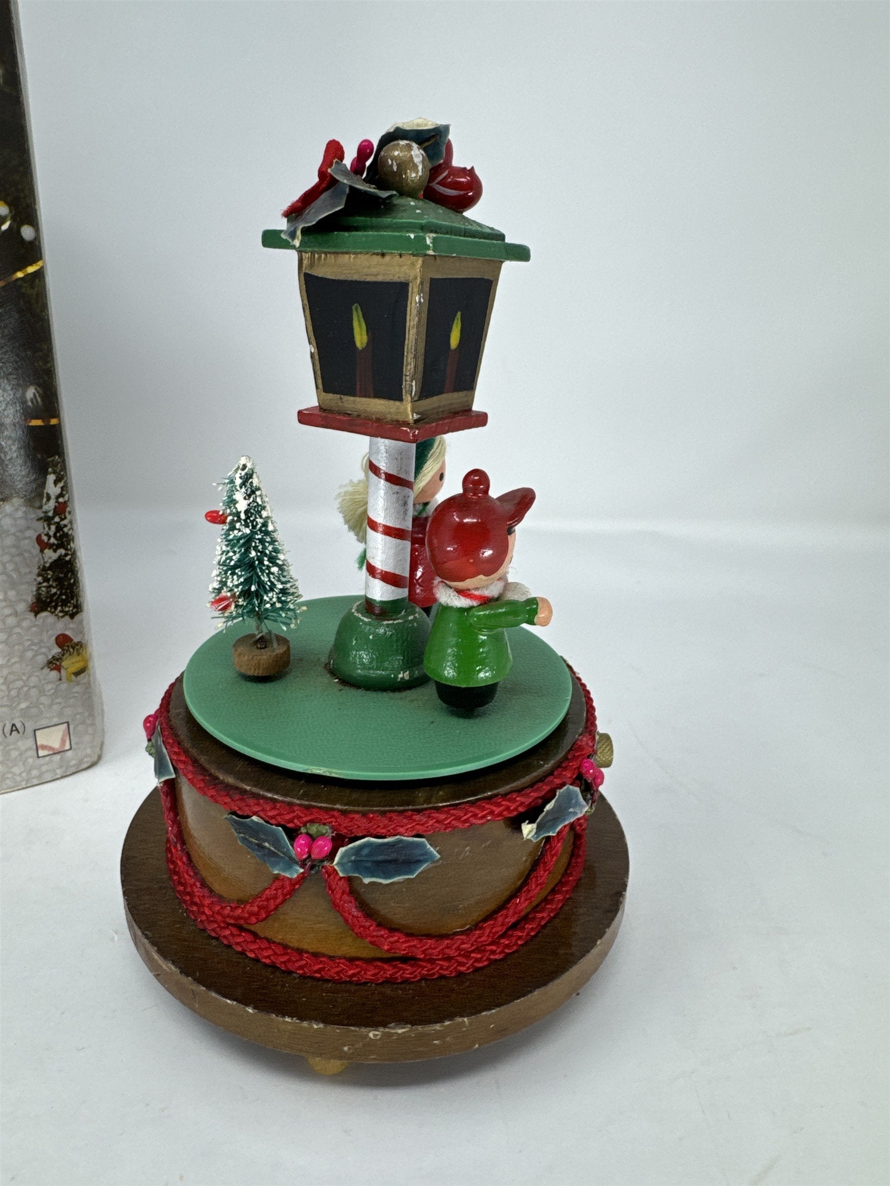 Vtg Lefton Christmas Carolers Music Box Dancing Figures Lamp Post Decor READ