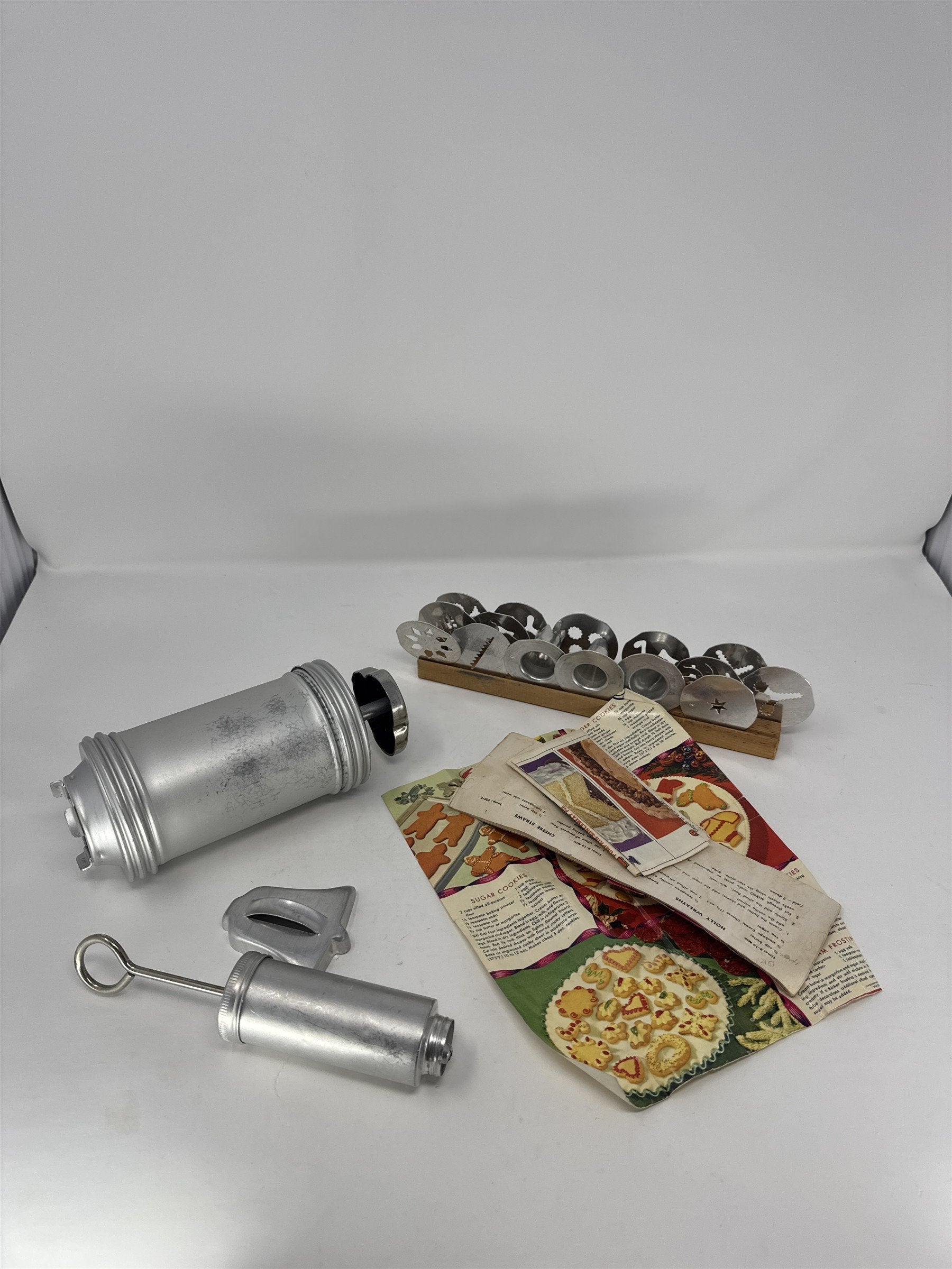 VINTAGE MIRRO Cookie Press Decorator Kit W/ Discs & Tips Retro Kitchenware