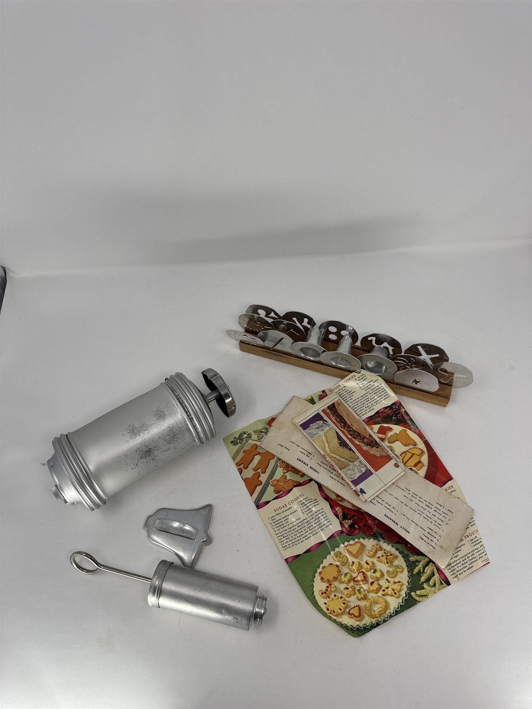 VINTAGE MIRRO Cookie Press Decorator Kit W/ Discs & Tips Retro Kitchenware