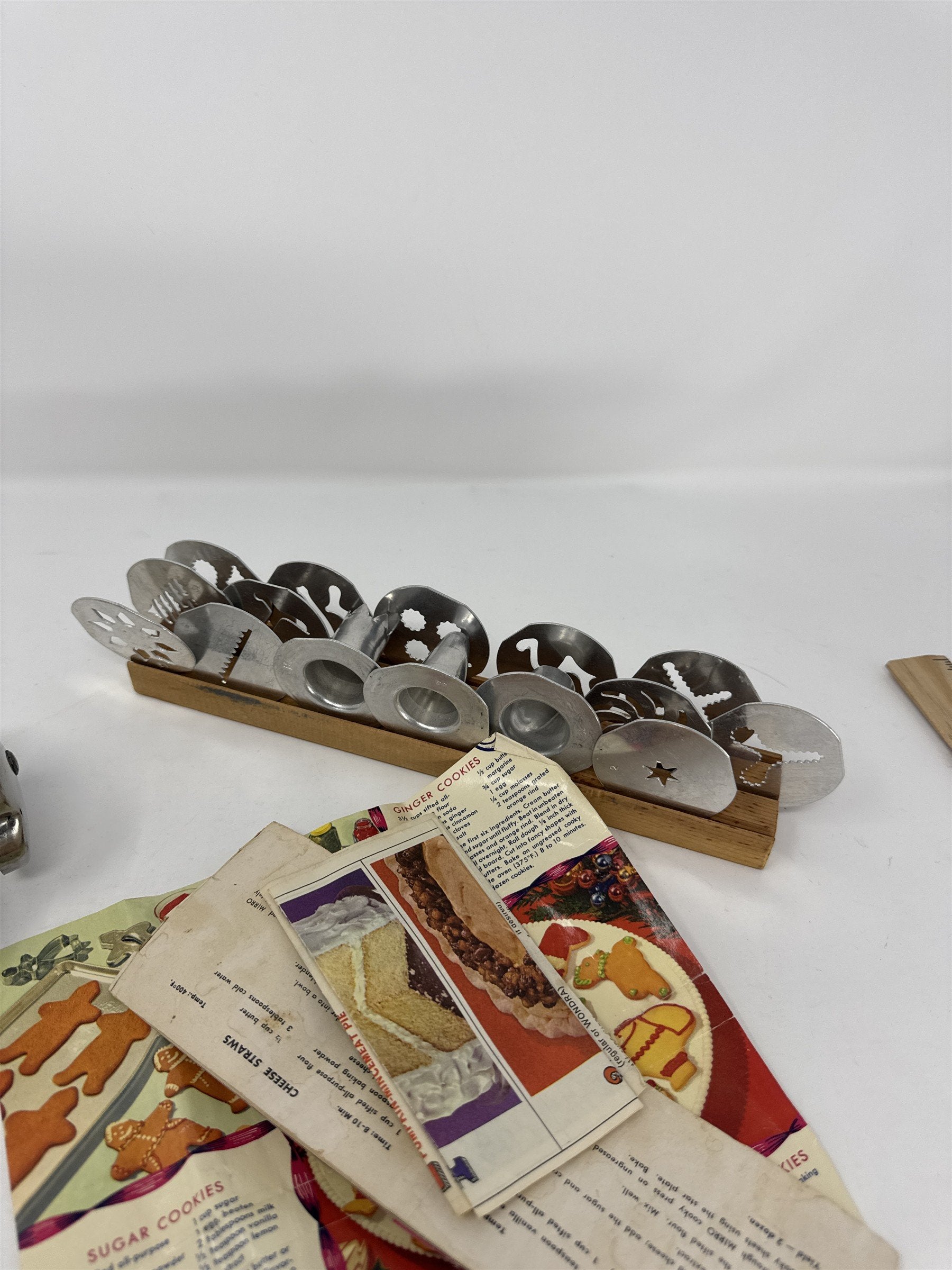 VINTAGE MIRRO Cookie Press Decorator Kit W/ Discs & Tips Retro Kitchenware