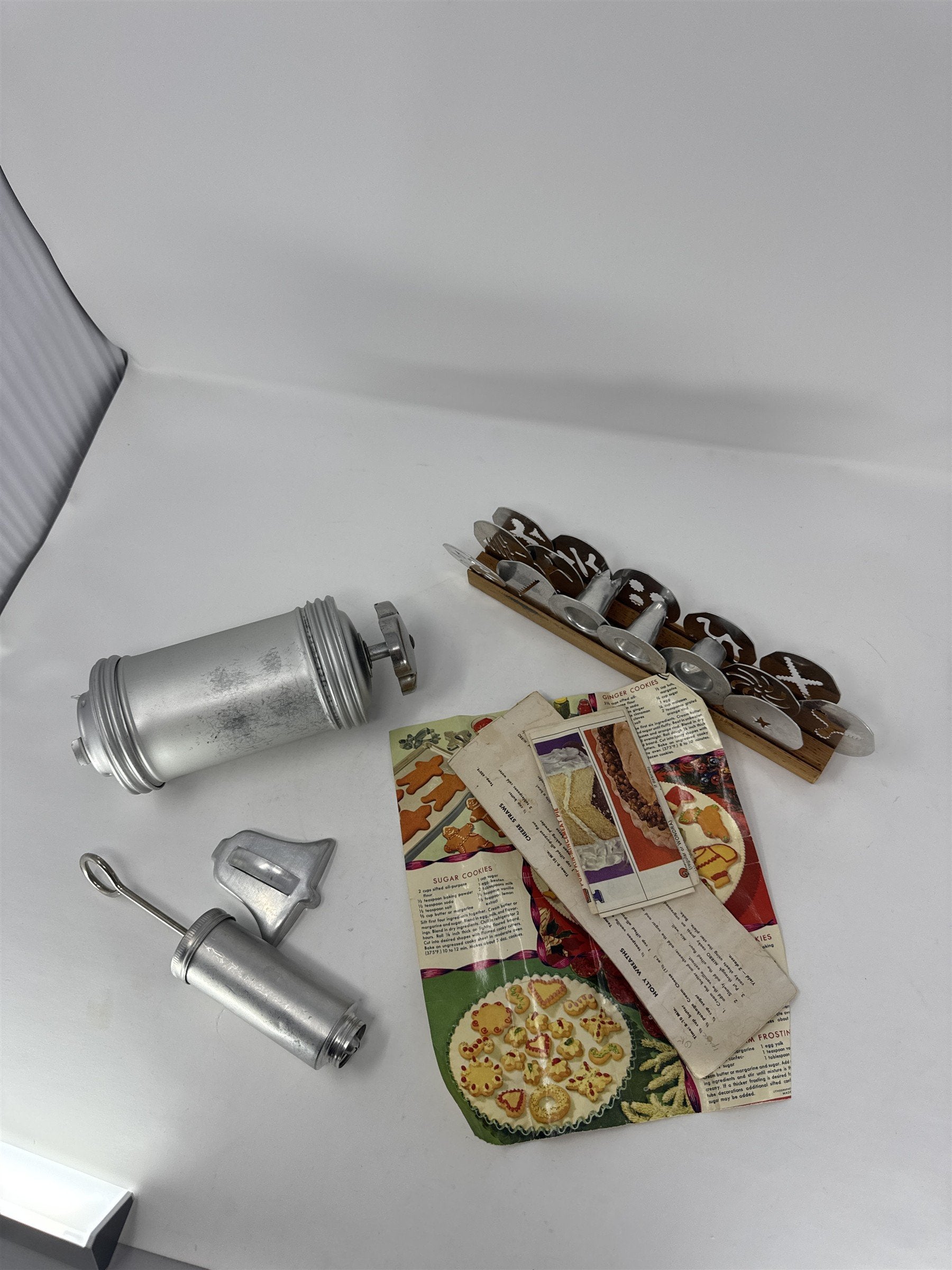 VINTAGE MIRRO Cookie Press Decorator Kit W/ Discs & Tips Retro Kitchenware