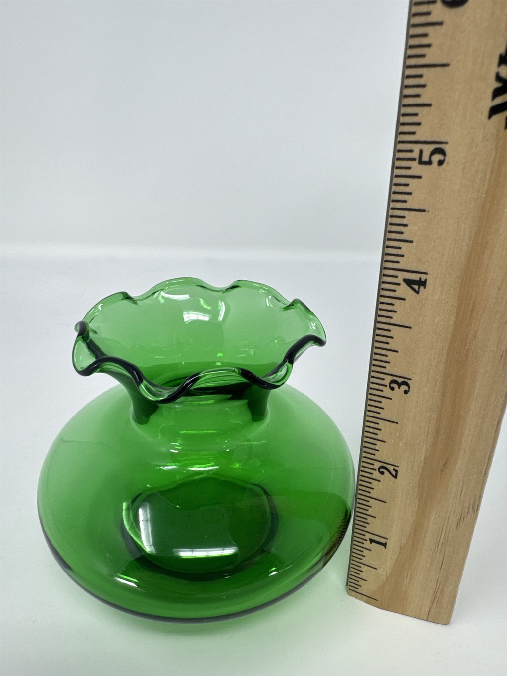 Vtg Emerald Green Glass Bud Vase Ruffled Rim Jack In Pulpit MCM Art Glass