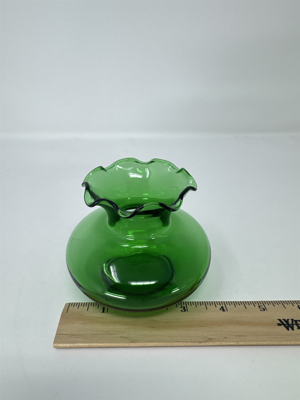 Vtg Emerald Green Glass Bud Vase Ruffled Rim Jack In Pulpit MCM Art Glass