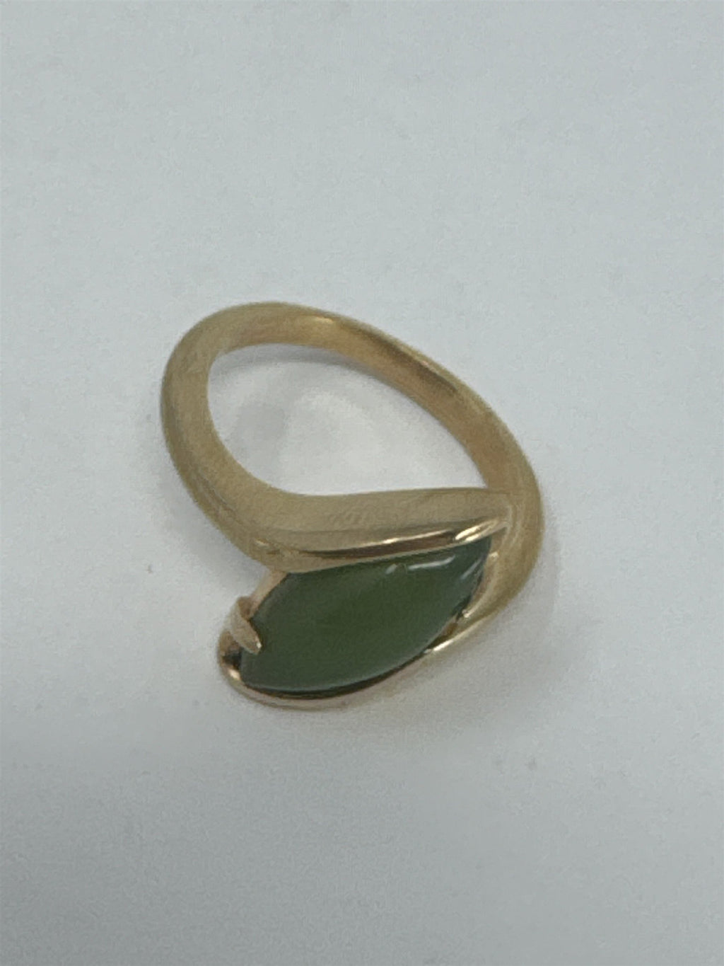 Vtg Gold Tone Bypass Ring Size 7.25 Marquise Green Stone Jade Style Boho MCM